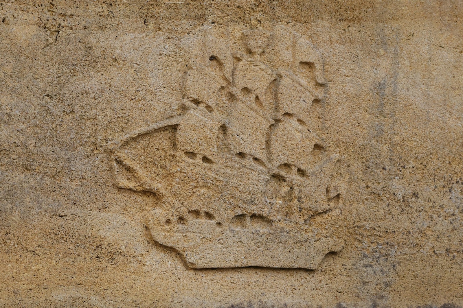Blason familial gravé sur la fontaine du gîte Le Priolat à Saint-Cyprien