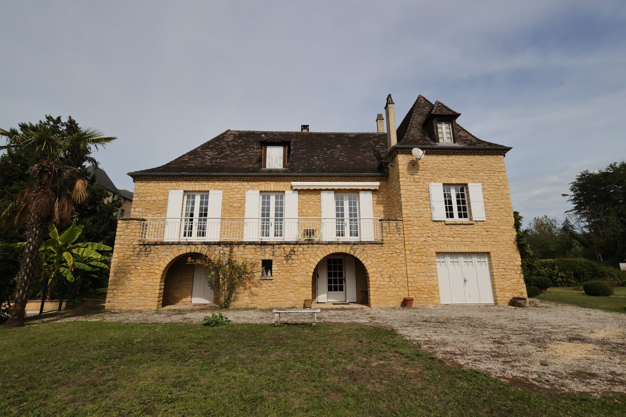 Façade du gîte Le Priolat avec piscine privée à Saint-Cyprien