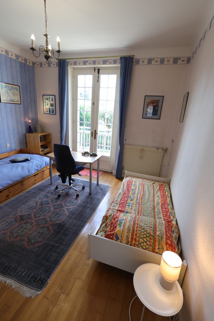 Chambre enfants et bureau du gîte Le Priolat à Saint-Cyprien - vue 1
