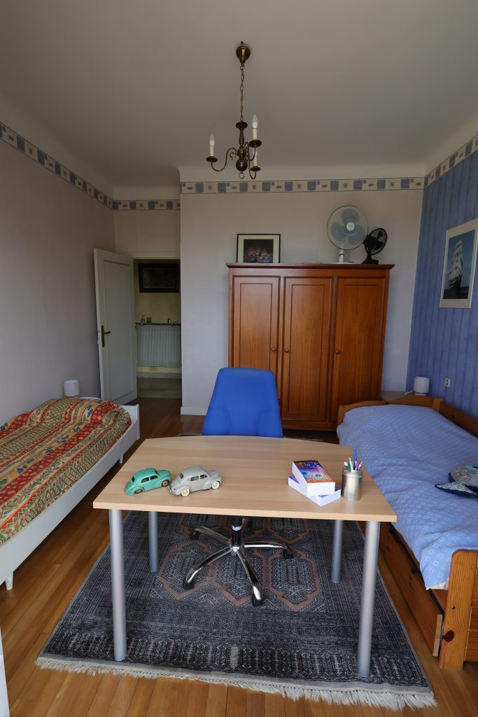 Chambre enfants et bureau du gîte Le Priolat à Saint-Cyprien - vue 2