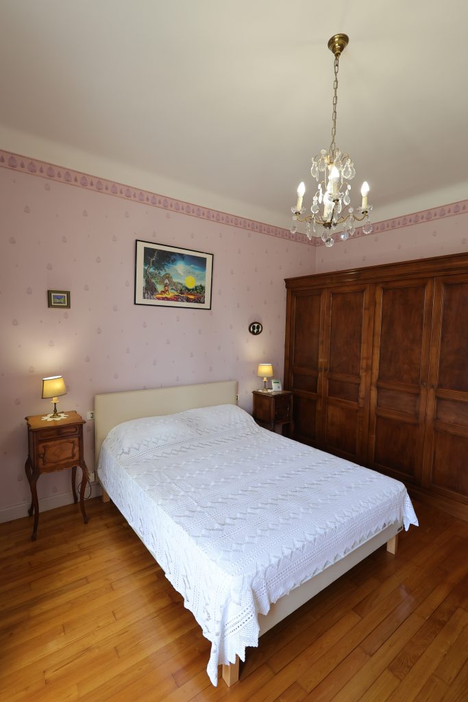 Chambre parentale du gîte Le Priolat à Saint-Cyprien - vue 1