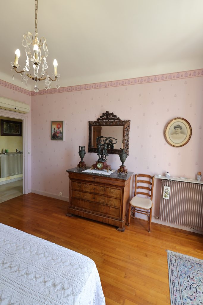 Chambre parentale du gîte Le Priolat à Saint-Cyprien - vue 2