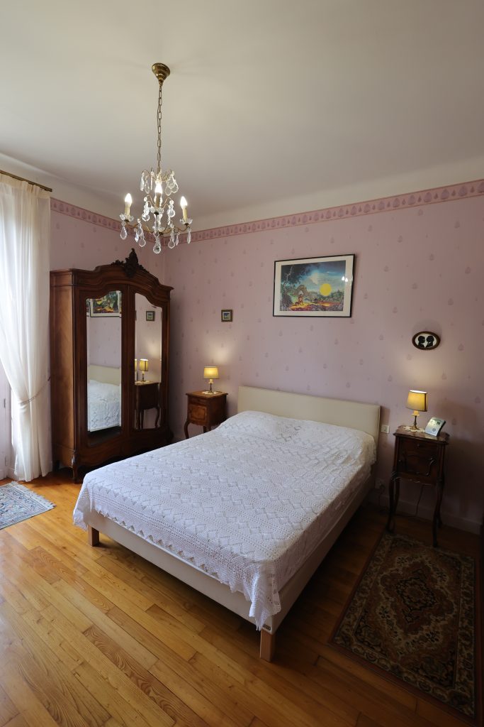 Chambre parentale du gîte Le Priolat à Saint-Cyprien - vue 3