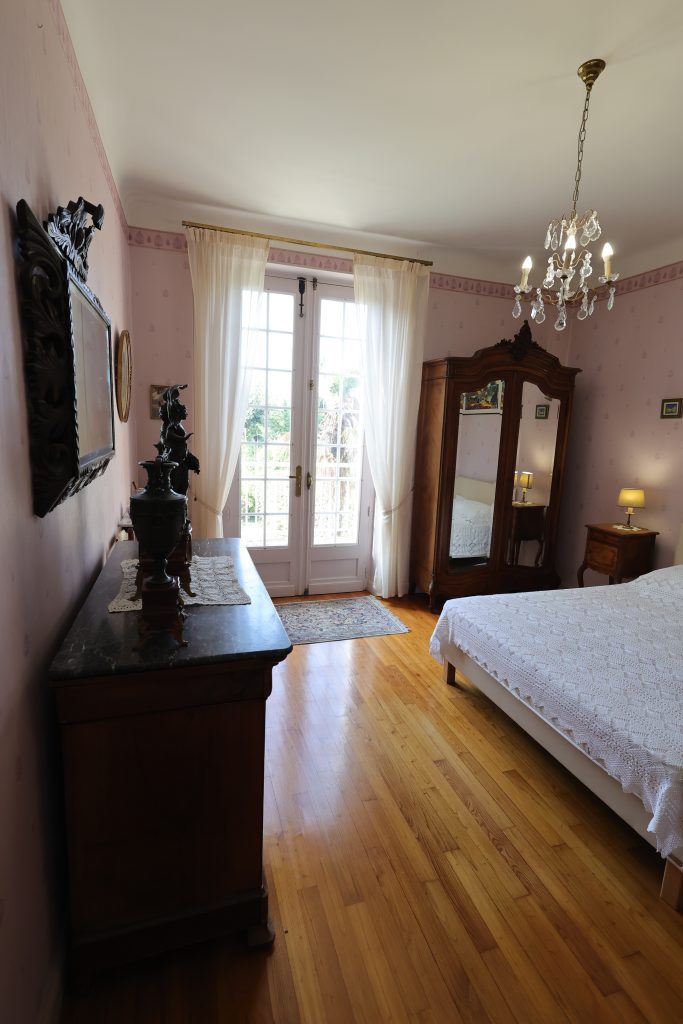 Chambre parentale du gîte Le Priolat à Saint-Cyprien - vue 5