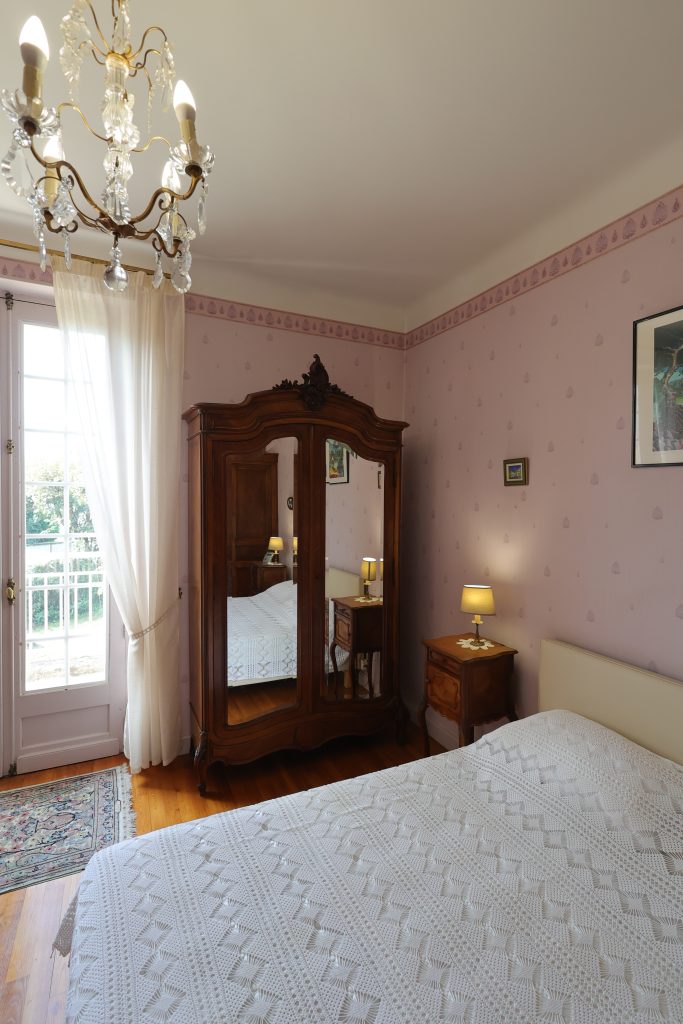 Chambre parentale du gîte Le Priolat à Saint-Cyprien - vue 4