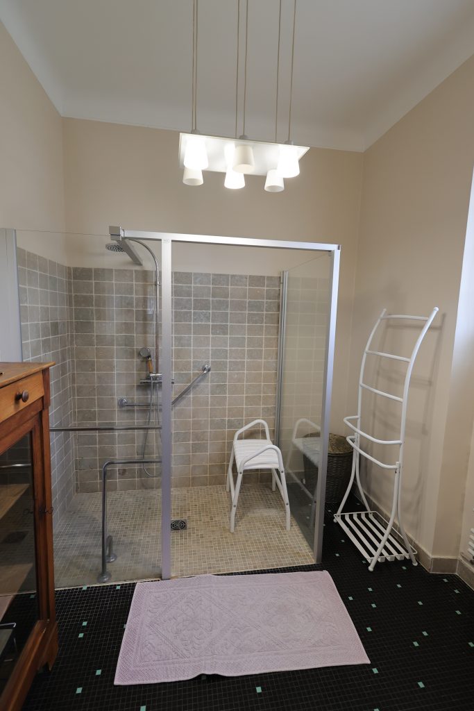 Salle de bain du 1er étage - gîte Le Priolat à Saint-Cyprien - vue 1