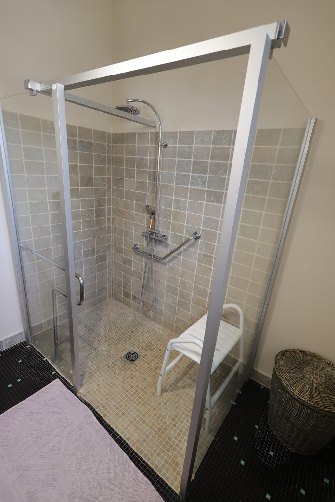 Salle de bain du 1er étage - gîte Le Priolat à Saint-Cyprien - vue 2