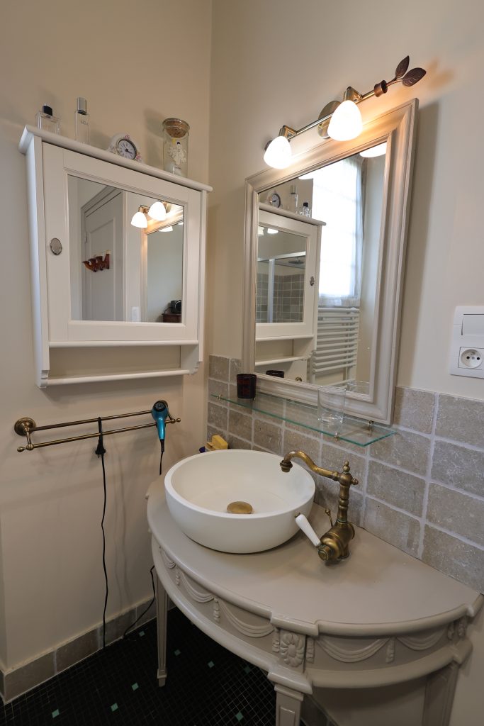 Salle de bain du 1er étage - gîte Le Priolat à Saint-Cyprien - vue 3