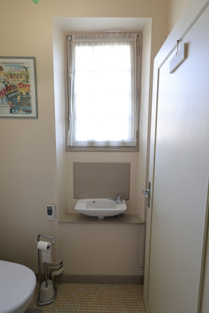 Salle de bain du 1er étage - gîte Le Priolat à Saint-Cyprien - vue 5