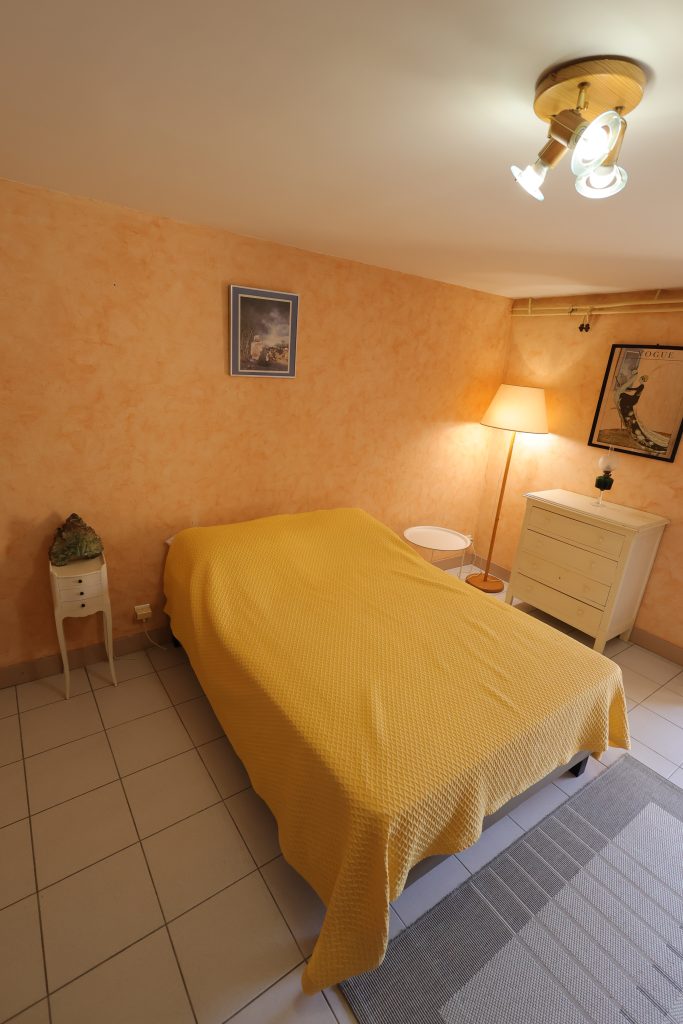 Chambre et salle de bain du rez-de-chaussée - gîte Le Priolat - vue 1