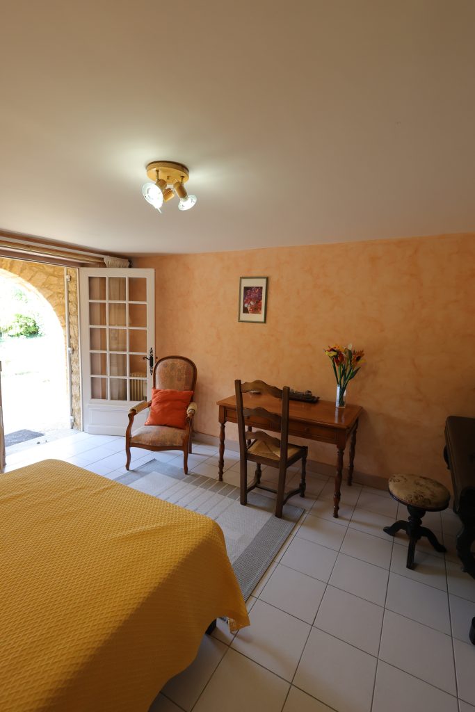 Chambre et salle de bain du rez-de-chaussée - gîte Le Priolat - vue 2