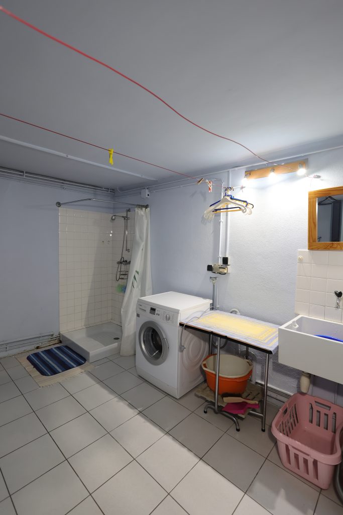 Chambre et salle de bain du rez-de-chaussée - gîte Le Priolat - vue 3