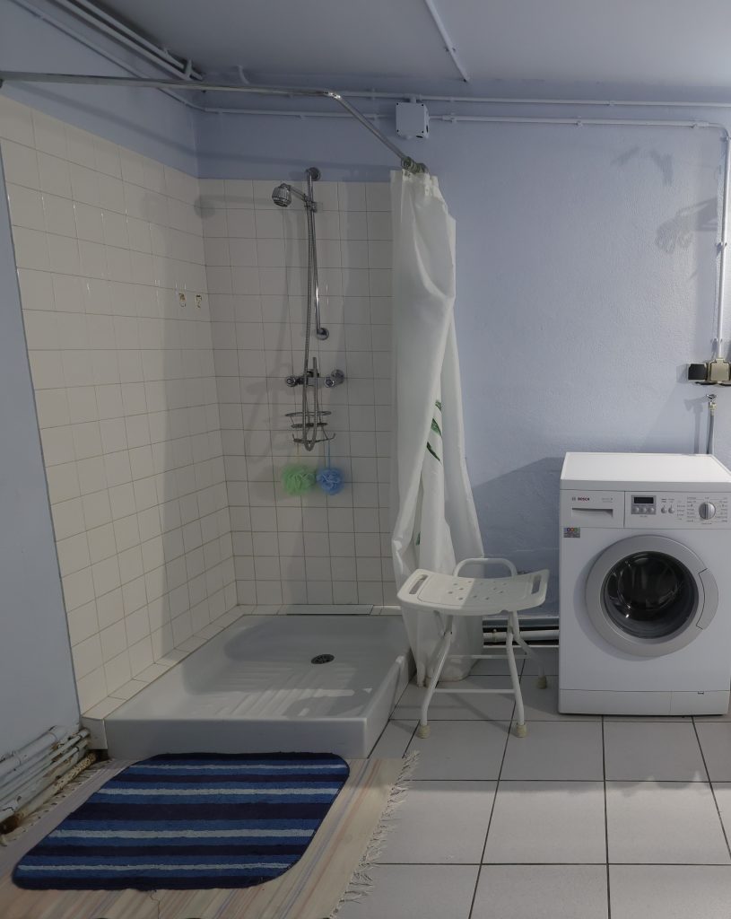 Chambre et salle de bain du rez-de-chaussée - gîte Le Priolat - vue 4