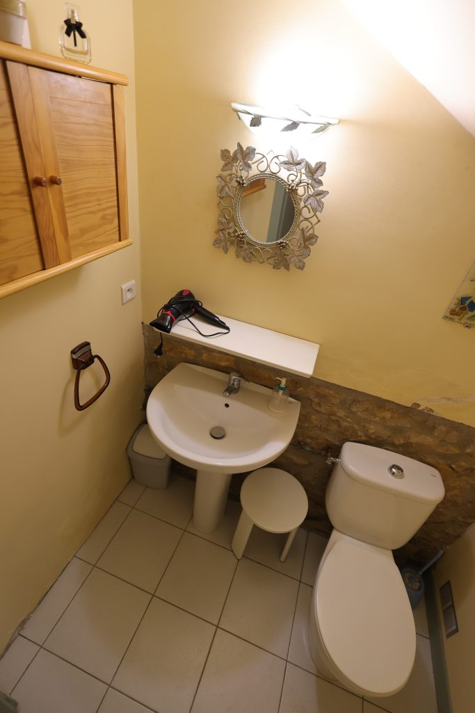 Chambre et salle de bain du rez-de-chaussée - gîte Le Priolat - vue 5