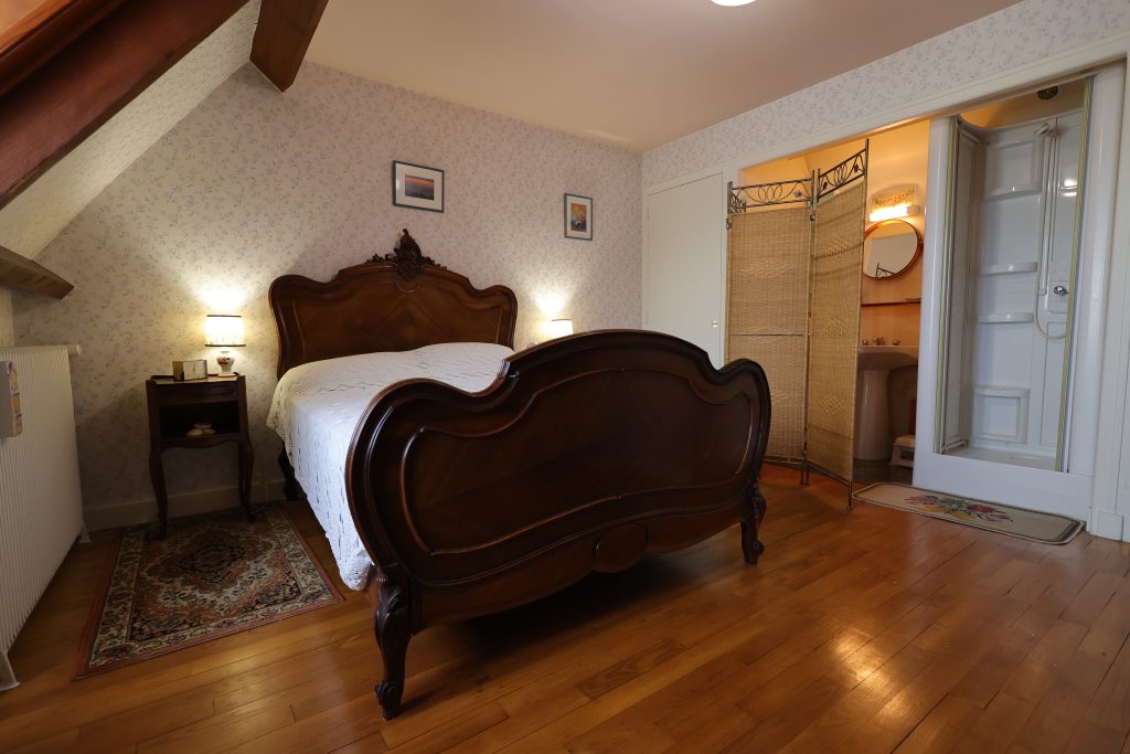 Chambre et salle de bain du 2ème étage - gîte Le Priolat - vue 1