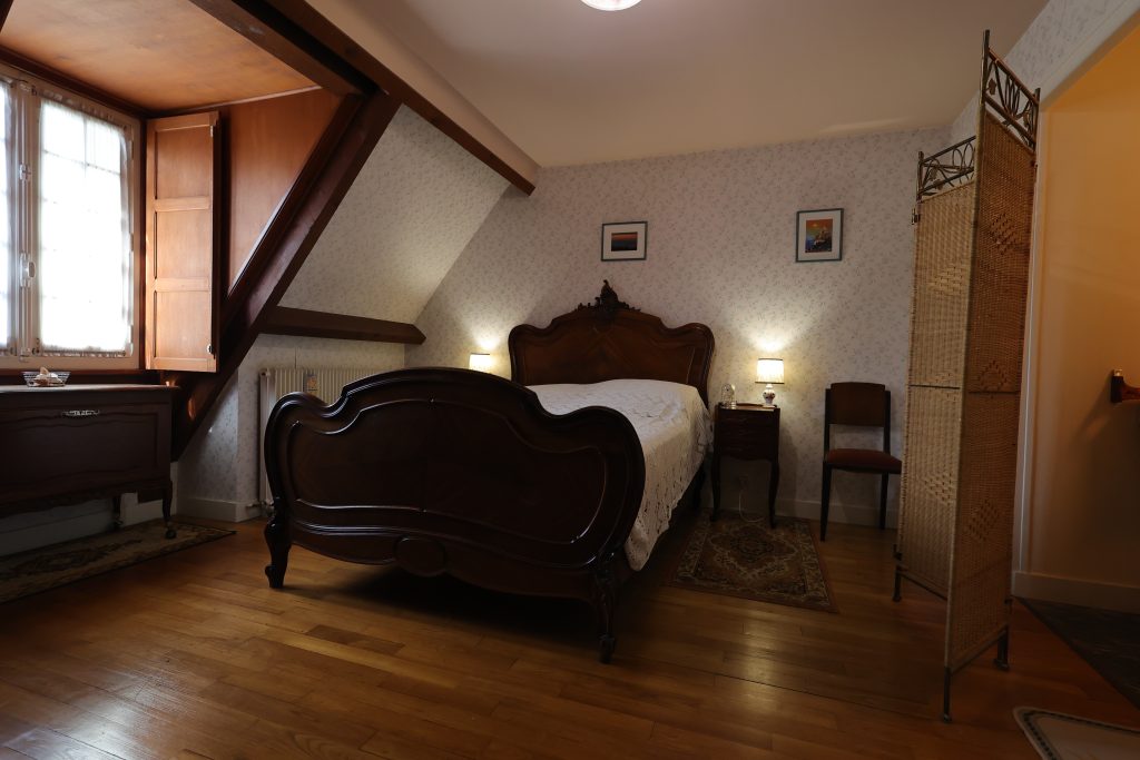 Chambre et salle de bain du 2ème étage - gîte Le Priolat - vue 2
