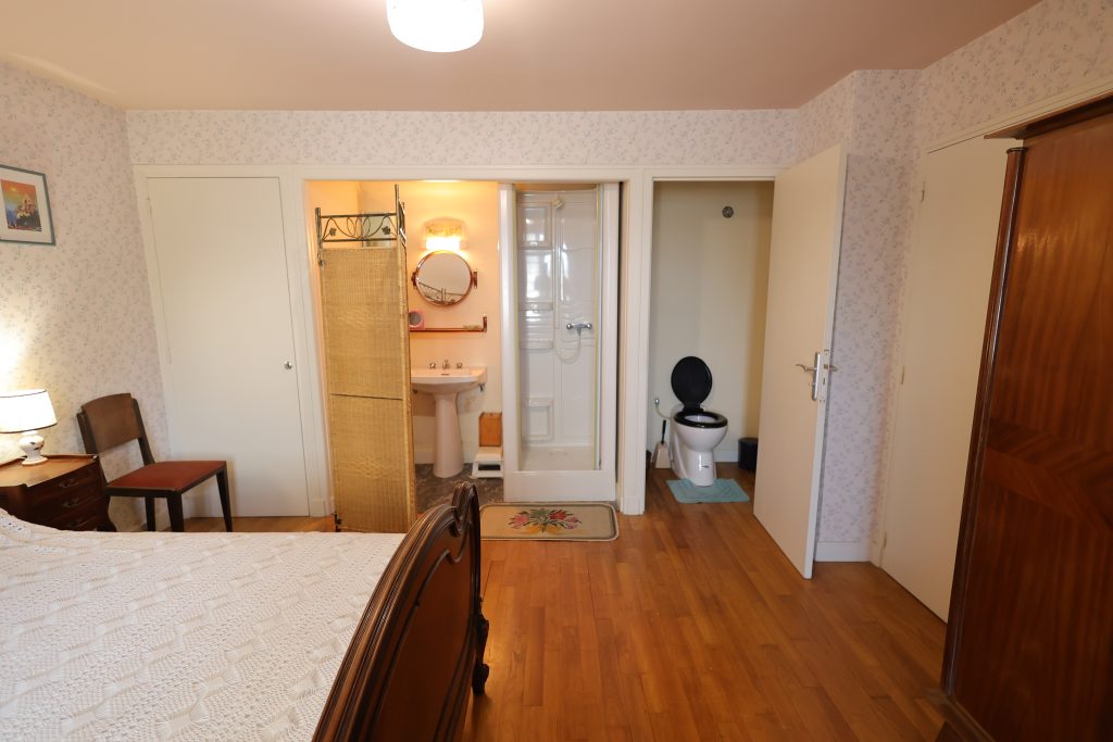 Chambre et salle de bain du 2ème étage - gîte Le Priolat - vue 3