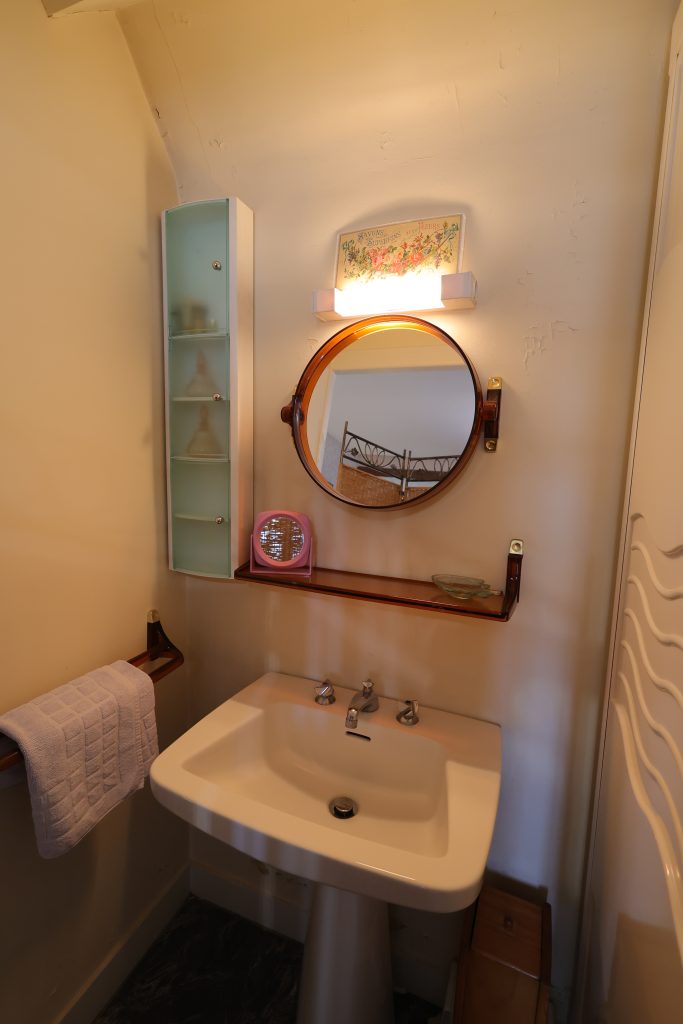 Chambre et salle de bain du 2ème étage - gîte Le Priolat - vue 5