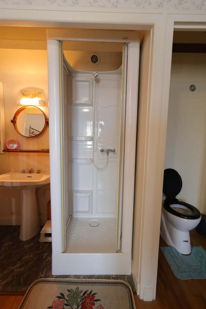 Chambre et salle de bain du 2ème étage - gîte Le Priolat - vue 4