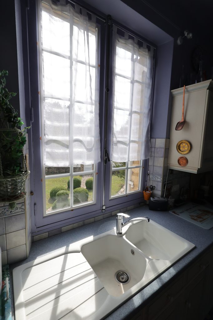 Cuisine du gîte Le Priolat avec vue sur le jardin