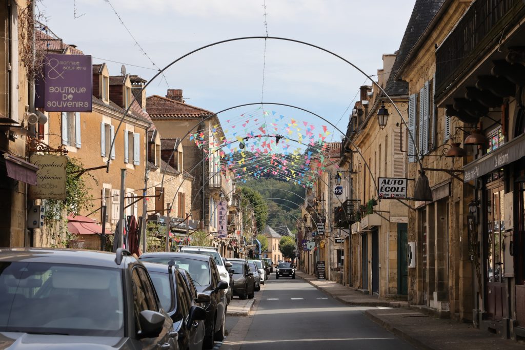 Rue Gambetta dans le village de Saint-Cyprien