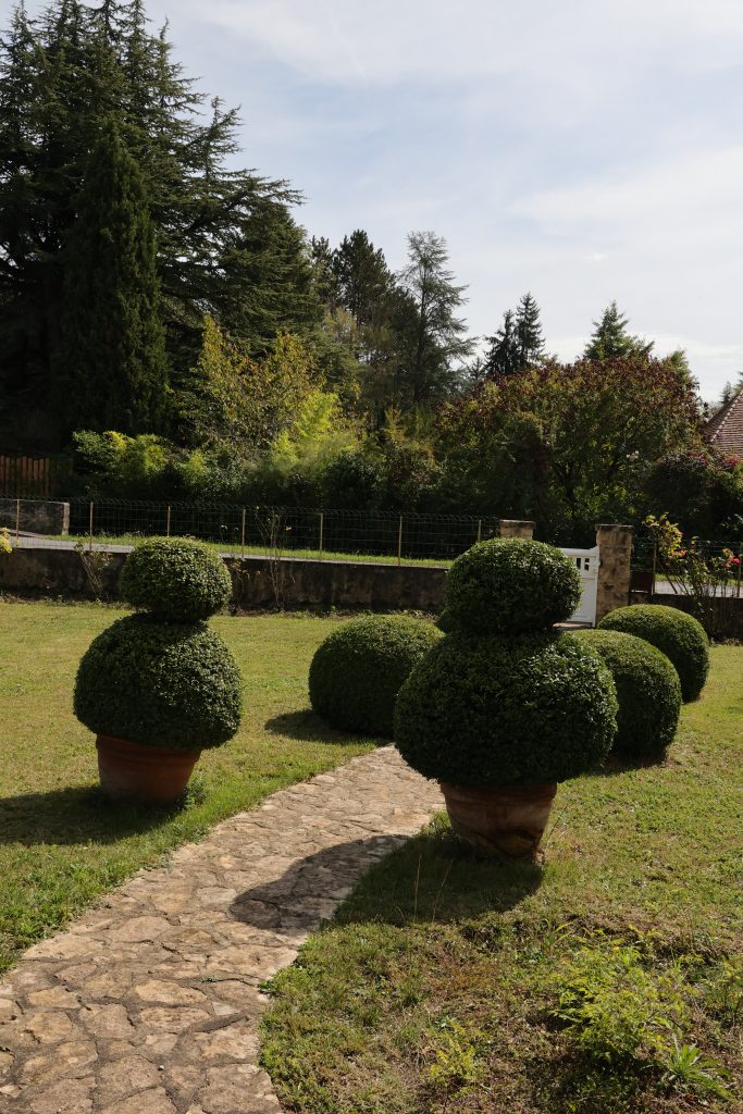 Jardin et piscine du gîte Le Priolat à Saint-Cyprien - vue 4
