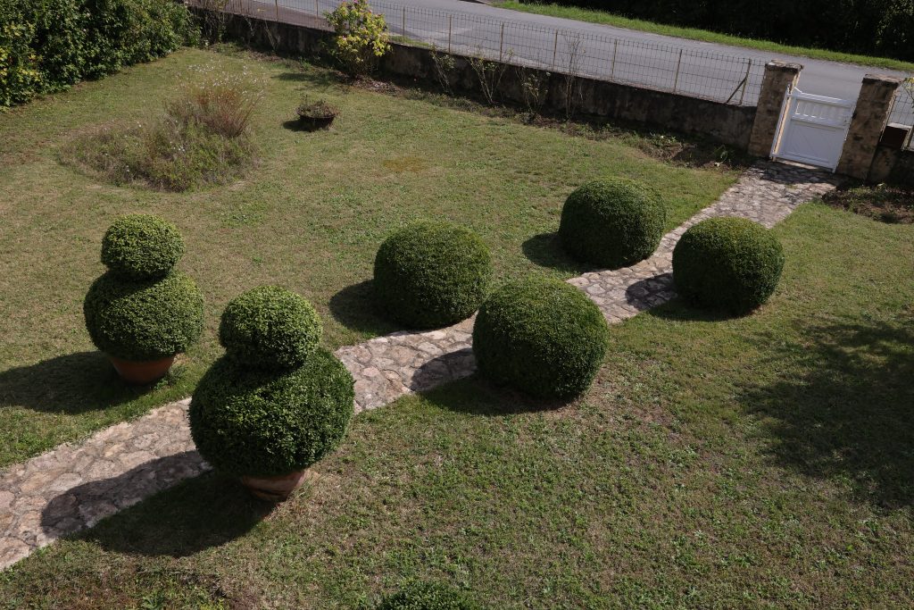 Jardin et piscine du gîte Le Priolat à Saint-Cyprien - vue 2