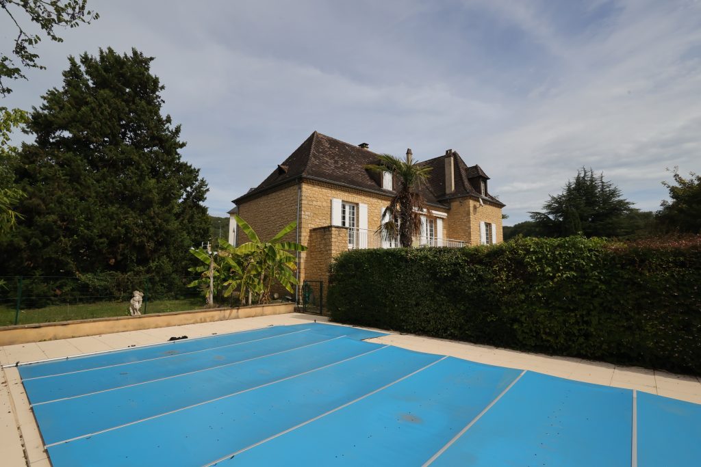 Jardin et piscine du gîte Le Priolat à Saint-Cyprien - vue 7