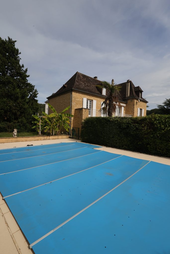 Jardin et piscine du gîte Le Priolat à Saint-Cyprien - vue 5