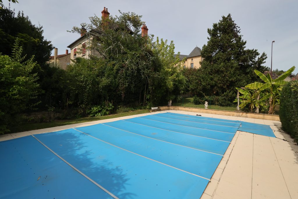Jardin et piscine du gîte Le Priolat à Saint-Cyprien - vue 8