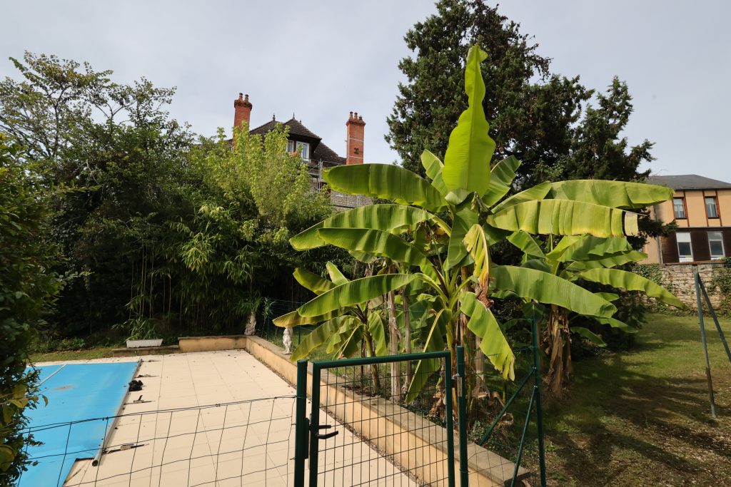 Jardin et piscine du gîte Le Priolat à Saint-Cyprien - vue 9