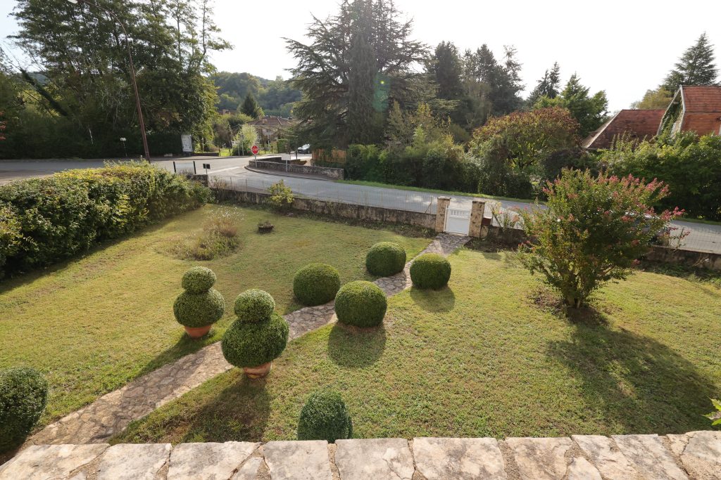 Jardin et piscine du gîte Le Priolat à Saint-Cyprien - vue 3