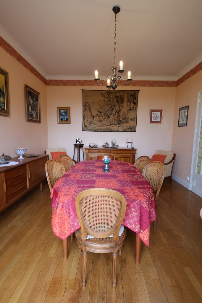 Salle à manger du gîte Le Priolat à Saint-Cyprien - vue 1