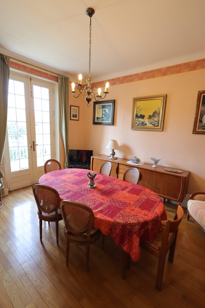 Salle à manger du gîte Le Priolat à Saint-Cyprien - vue 3