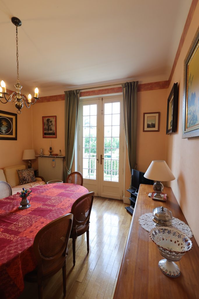 Salle à manger du gîte Le Priolat à Saint-Cyprien - vue 2