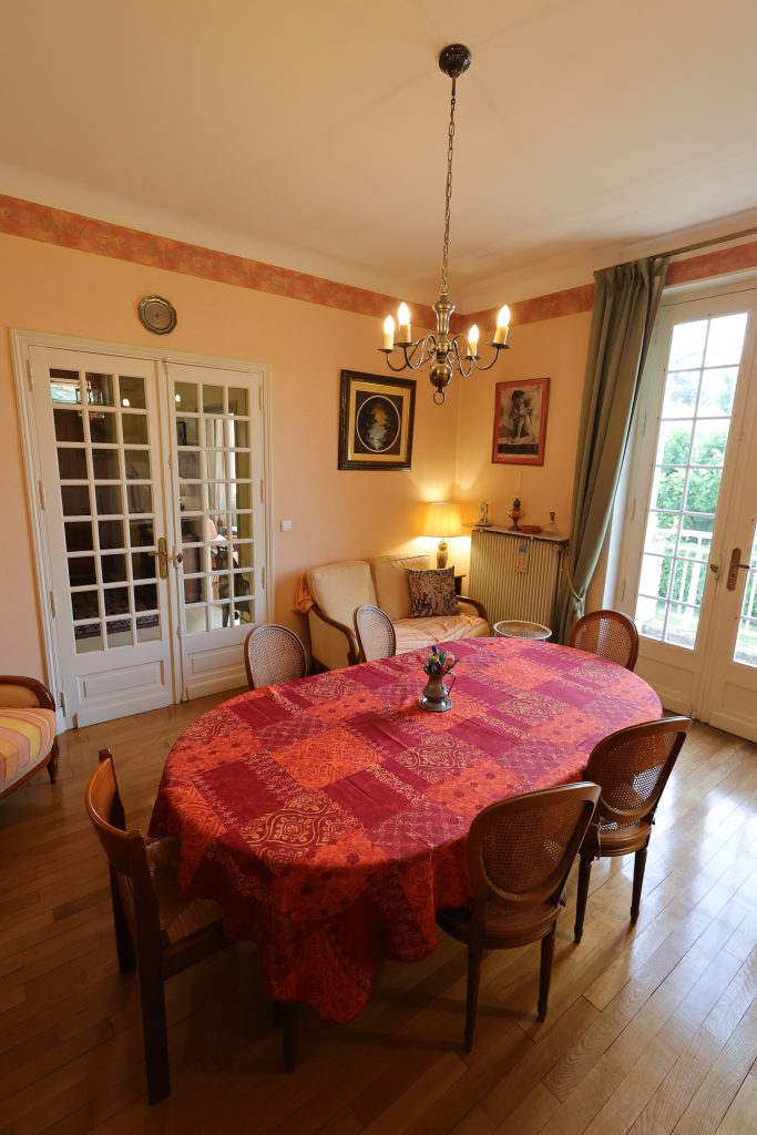 Salle à manger du gîte Le Priolat à Saint-Cyprien - vue 4