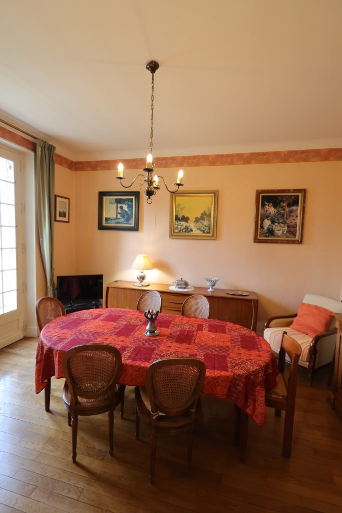 Salle à manger du gîte Le Priolat à Saint-Cyprien - vue 5